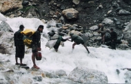 अस्सी साल के बुजुर्ग का परिवार संग गोरी नदी का खतरनाक नाला पार करना