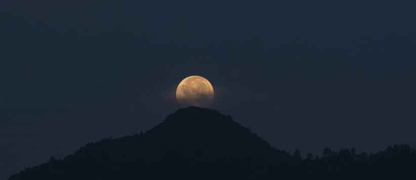 पहाड़ से सावन की पूर्णिमा के चांद की तस्वीरें
