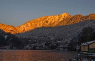 बर्फबारी के बाद सूरज की पहली रौशनी में नैनीताल: अमित साह के कैमरे से जादू