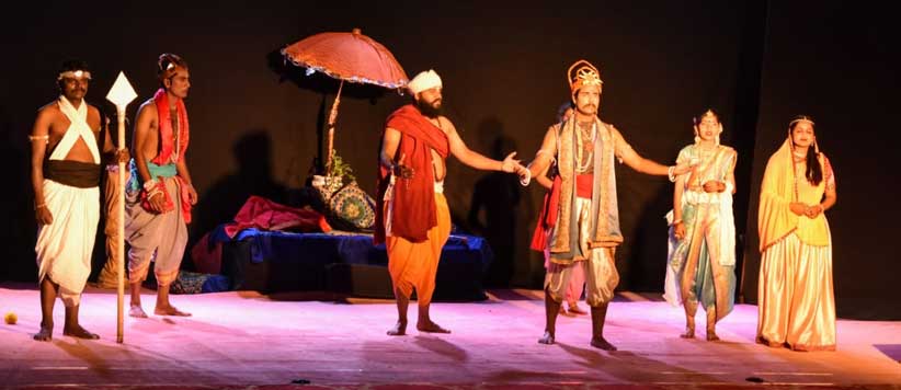 महाकवि भास द्वारा रचित नाटक स्वप्नवासवदत्ता का पिथौरागढ़ महाविद्यालय में मंचन