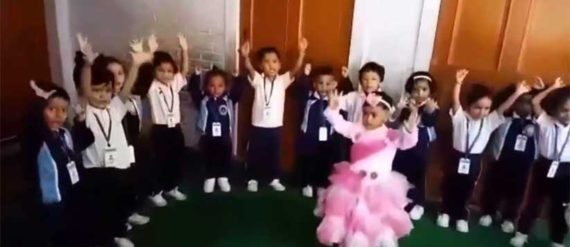 कुमाऊनी बालगीत गाते नर्सरी के बच्चे