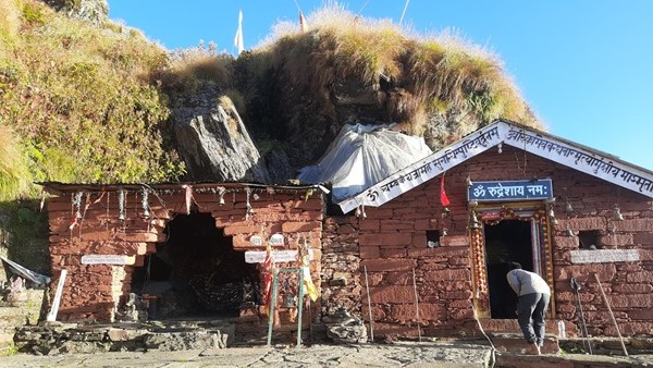 रुद्रनाथ मंदिर की यात्रा: हिमालय में आध्यात्मिकता और प्राकृतिक सौंदर्य का संगम